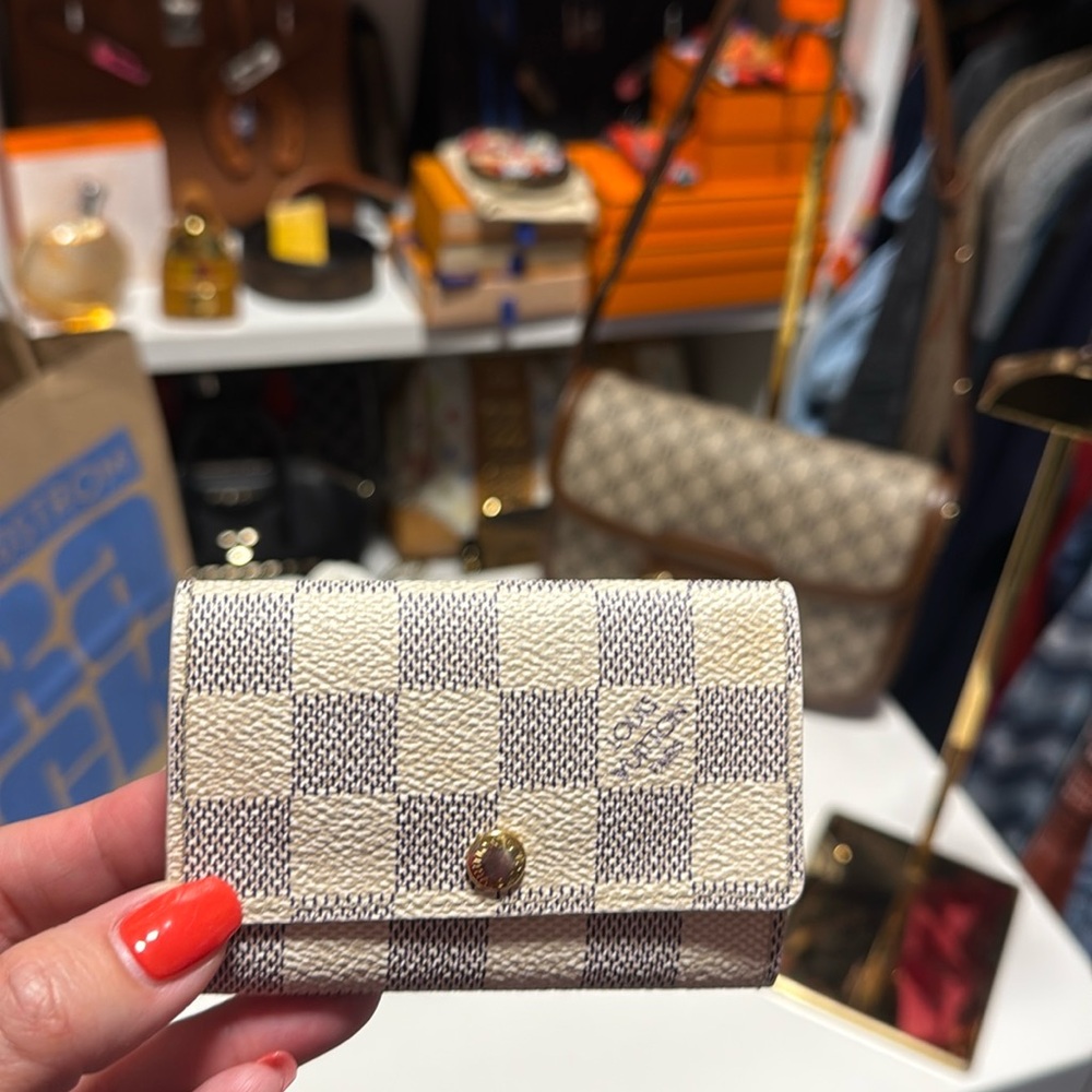 Lv azur 6 key holder in good condition